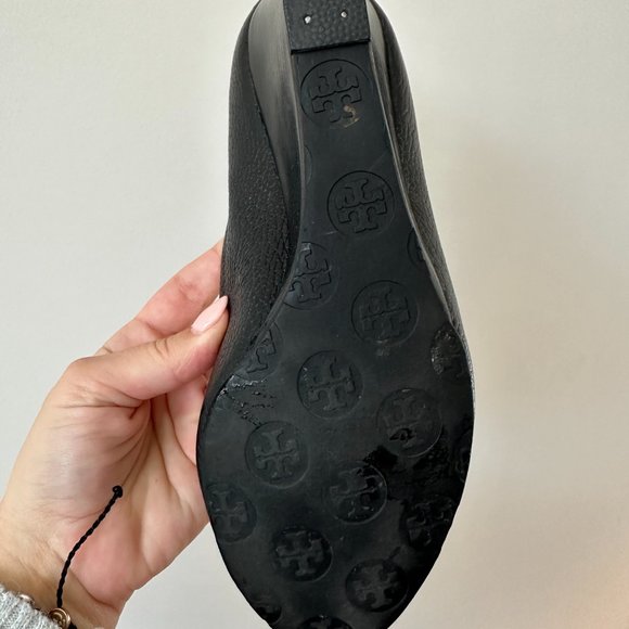 Tory Burch Black Pebbled Leather Logo Medallion Peep-Toe Wedge Heel Pumps 8.5 - Picture 2 of 4